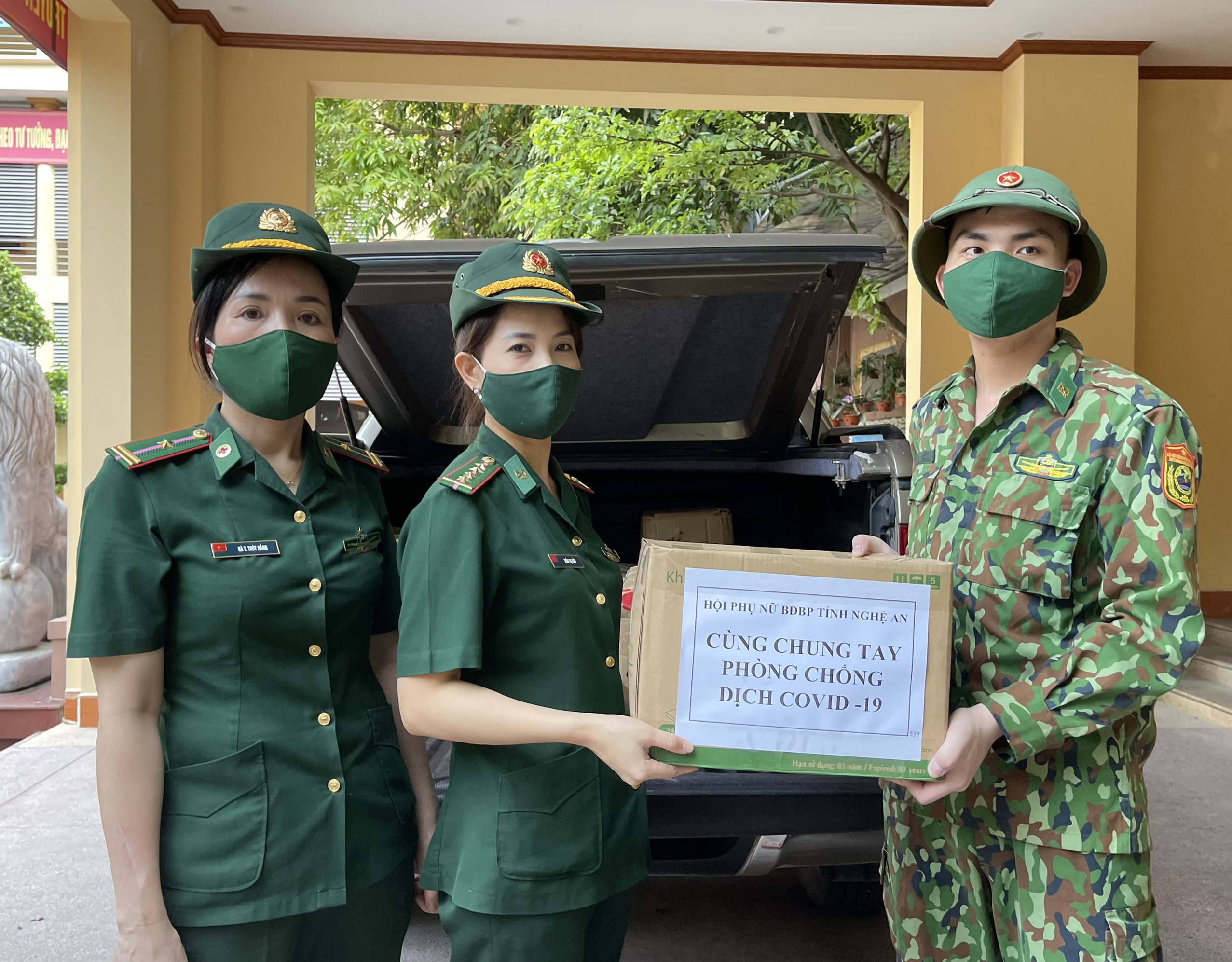 Phụ nữ Bộ đội Biên phòng Nghệ An tặng sản phẩm phòng, chống dịch các tổ, chốt trên biên giới